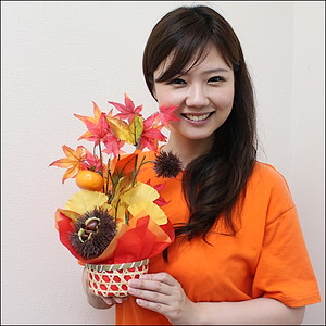 秋の装飾　柿と栗の秋味覚盛りカゴ　H37cm